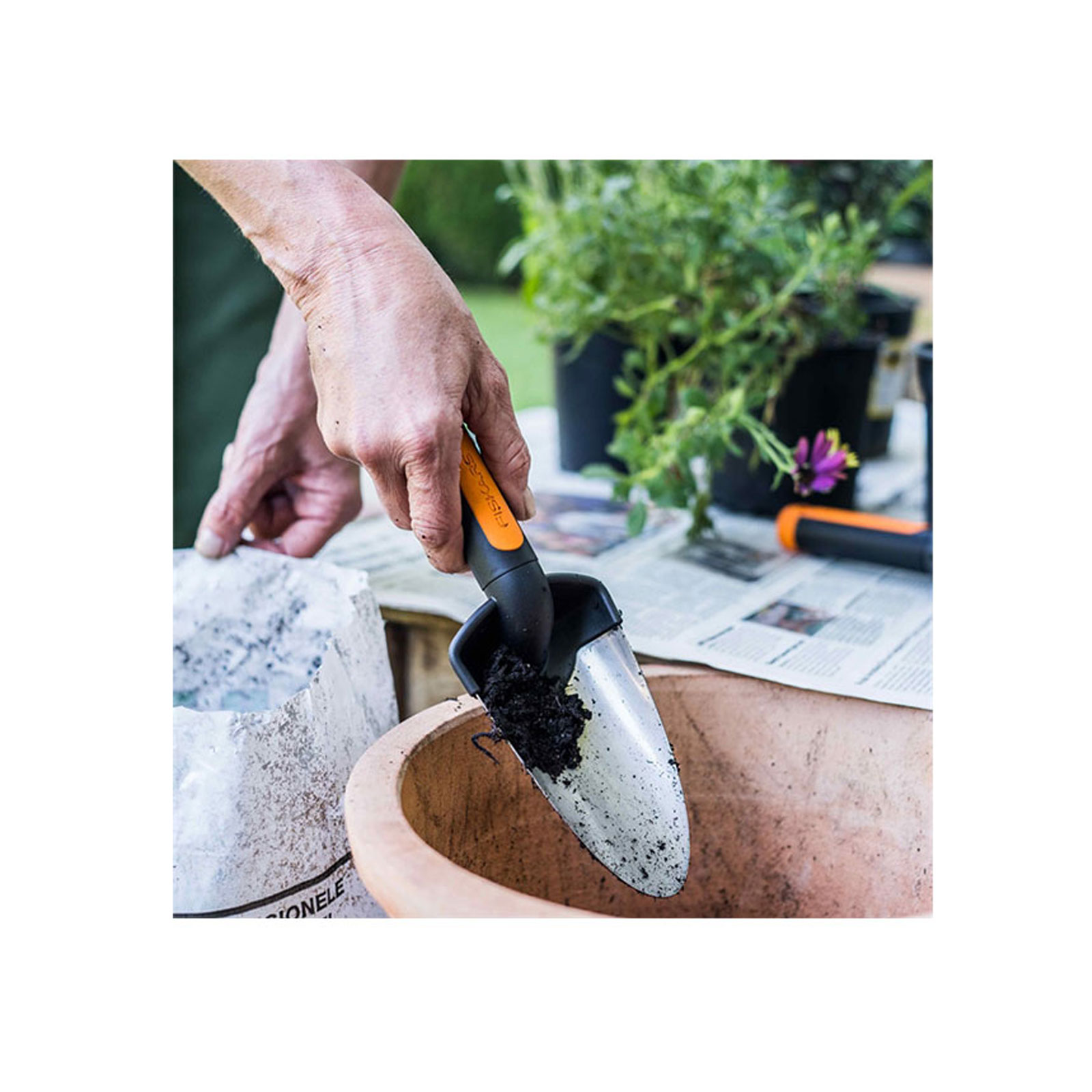 بیلچه باغبانی فیسکارس Fiskars premiume planters trowel بیلچه باغبانی فیسکارس Fiskars premiume planters trowel
